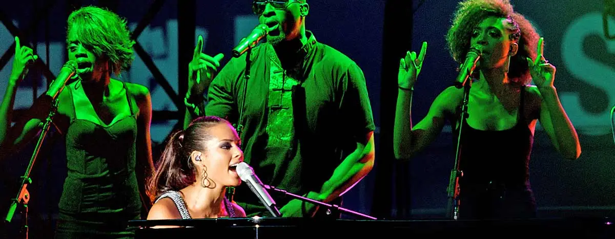 Alicia Keys performing with back up singers