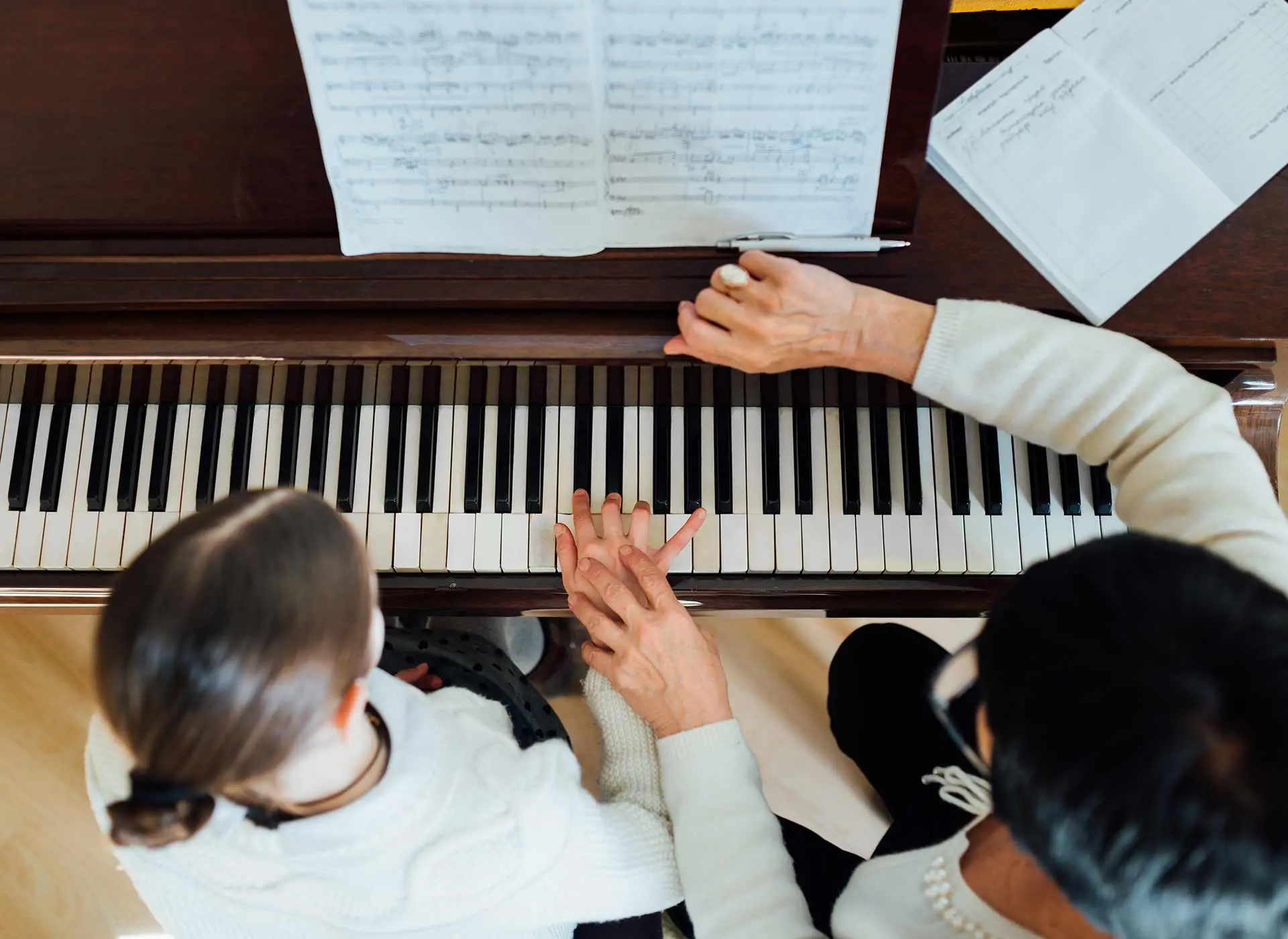 Teaching a child to play piano