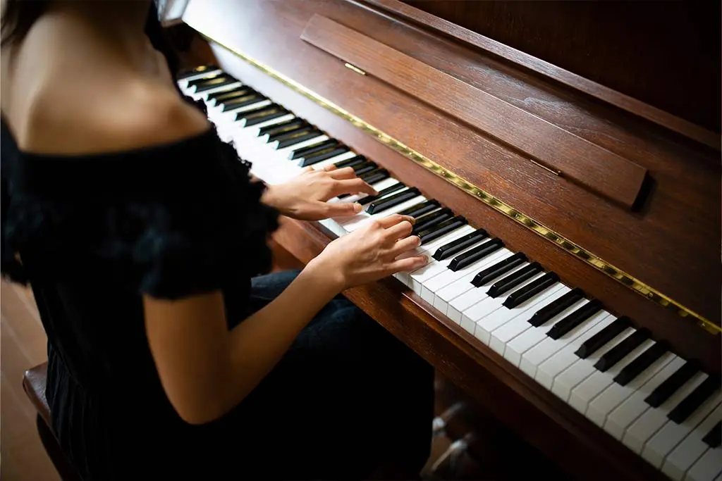 Lady playing piano
