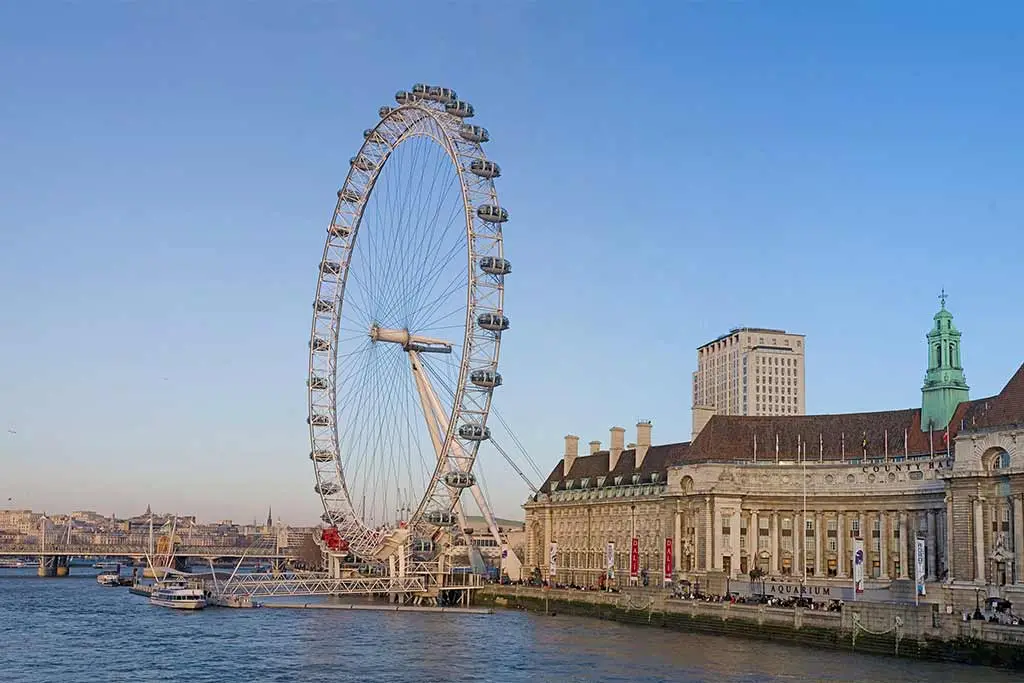 London Eye beside the River Thames on a clear day
