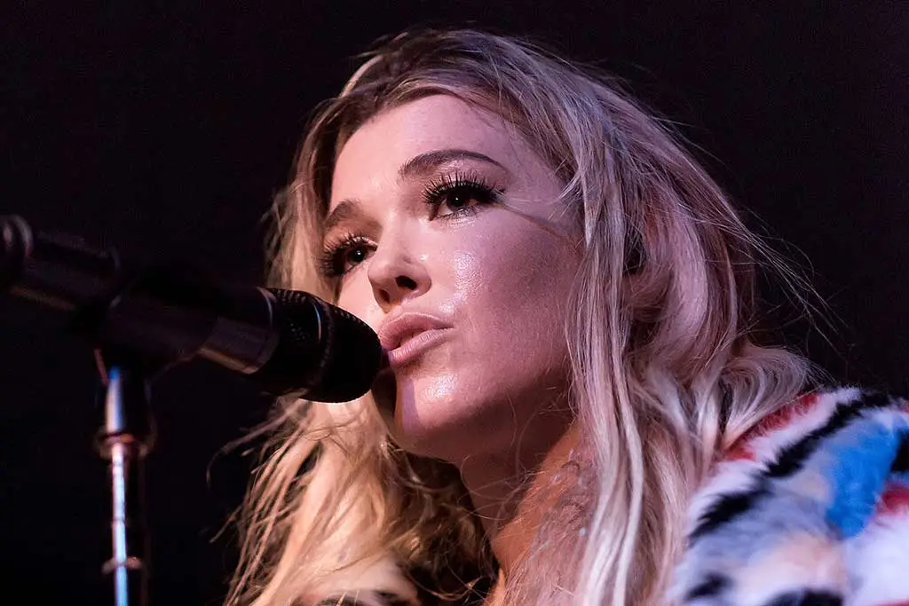 Image of Rachel Platten singing