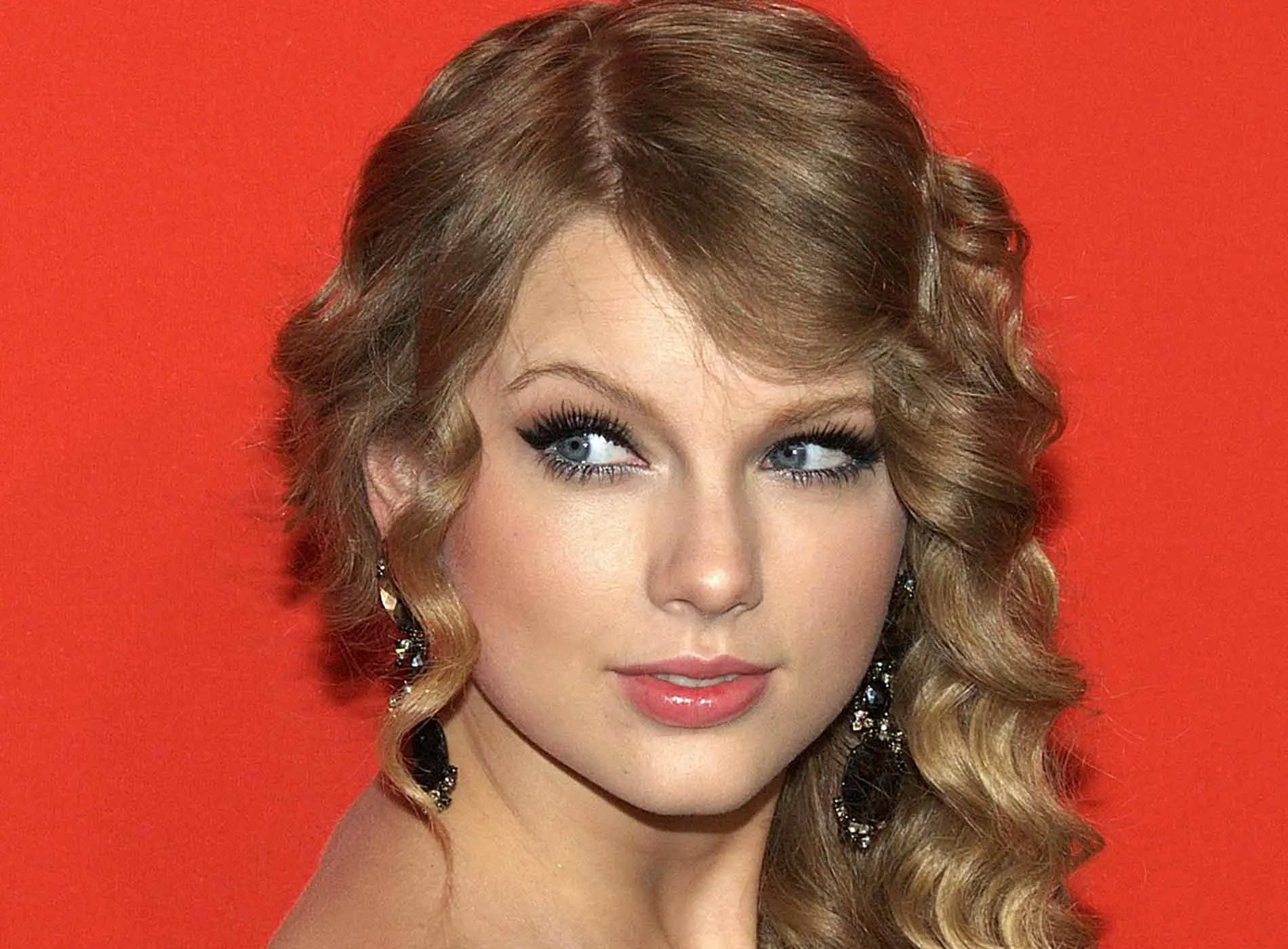 Taylor swift looking sideways