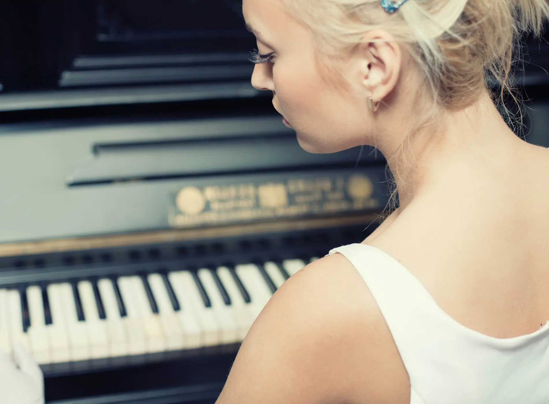 Lady at the piano concerned